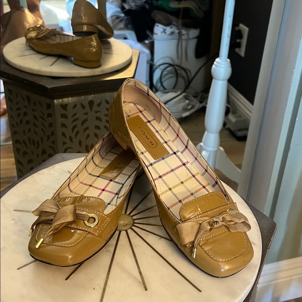 Coach, size 6.5, Patent Leather Bow Flats (minor wear) - Picture 1 of 10